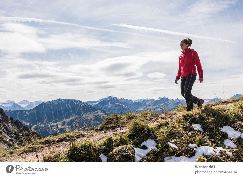 Österreich, Tirol, junge Frau beim Wandern in den Bergen weiblich Frauen Gebirge Berglandschaft Gebirgslandschaft Gebirgskette Gebirgszug wandern Wanderung