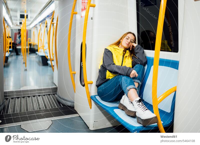 Junge Frau schläft in U-Bahn-Zug Touristen Transport Transportwesen Bahnen Subway U-Bahnen Ubahn Ubahnen Underground Untergrundbahn Untergrundbahnen Brillen