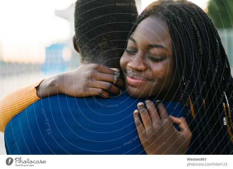 Heterosexuelles Paar umarmt sich gegenseitig im Freien Farbaufnahme Farbe Farbfoto Farbphoto Außenaufnahme außen draußen Tag Tageslichtaufnahme