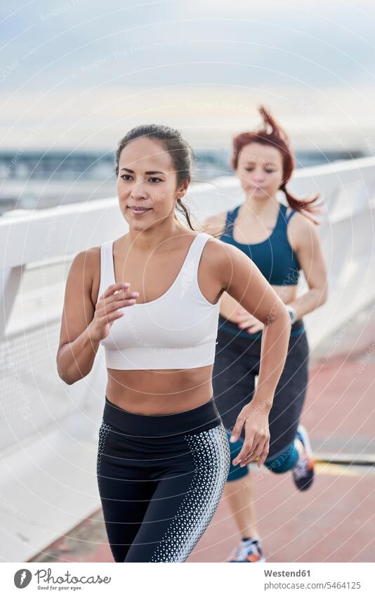 Sportlerinnen laufen auf einer Brücke rennen Workout Bruecken Brücken Joggerin Joggerinnen Joggen Jogging Fitness fit Gesundheit gesund Gesunder Lebensstil