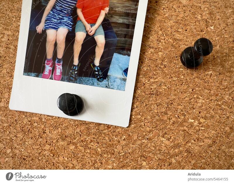 Kleine große Freunde | Polaroid an einer Pinnwand Foto Kinder Kindheit Junge niedlich Erinnerung Mädchen Freundschaft Glück Kork umarmen Umarmung