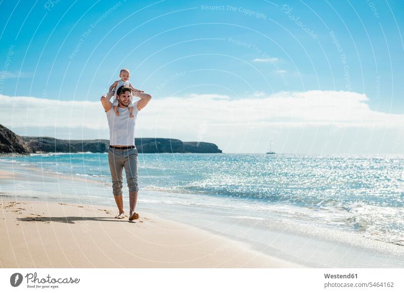 Spanien, Lanzarote, Vater trägt kleine Tochter auf den Schultern am Strand tragen transportieren Töchter Papas Väter Vati Vatis Papis Beach Straende Strände