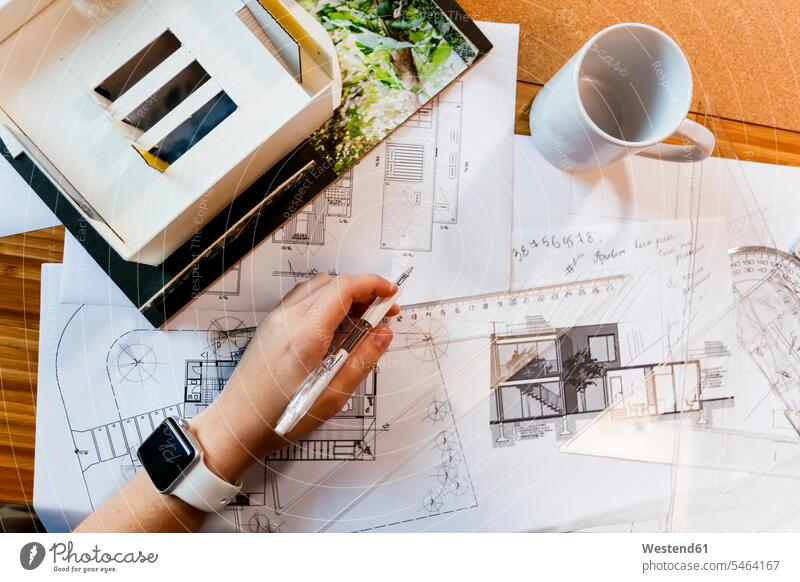 Hand eines jungen Architekten bei der Arbeit an einer Blaupause zeichnen Zeichnung Architekturbüro Bauplan Architekturplan Konstruktionsplan