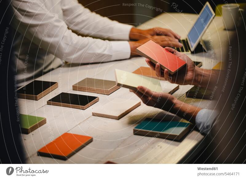 Die Hände von Architekten bei der Auswahl von Farbmustern im Büro Job Berufe Berufstätigkeit Beschäftigung Jobs geschäftlich Geschäftsleben Geschäftswelt