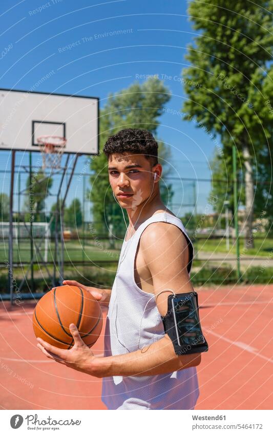 Junger Mann spielt Basketball, Smartphone in der Armtasche Nur ein junger Mann 1 1 junger Mann Handytasche Handytaschen Oberarmtaschen Sportarmband Motivation