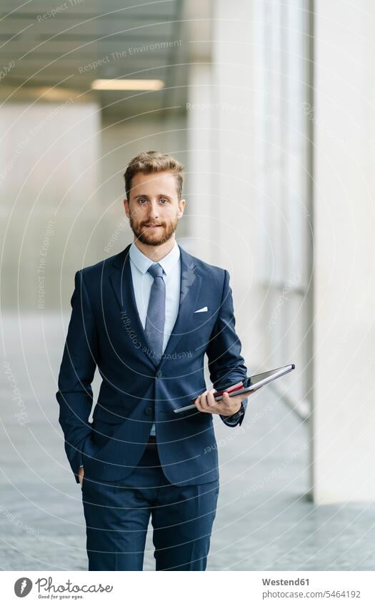 Porträt eines selbstbewussten Geschäftsmannes, der ein Tablett hält Job Berufe Berufstätigkeit Beschäftigung Jobs geschäftlich Geschäftsleben Geschäftswelt