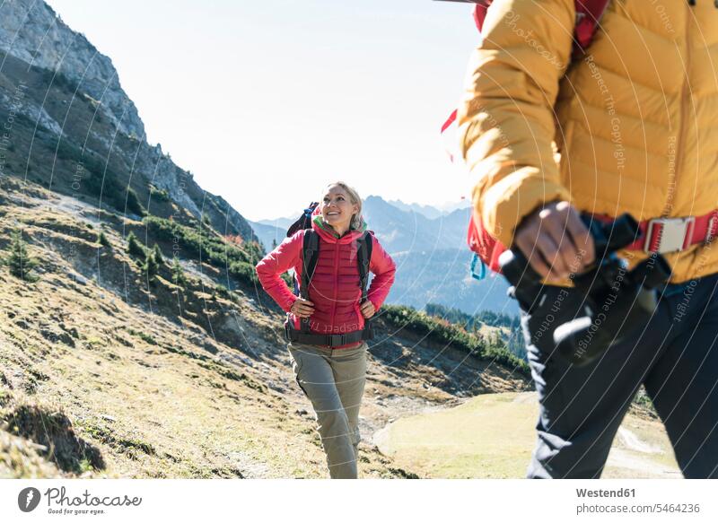 Österreich, Tirol, lächelnde Frau mit Mann beim Wandern in den Bergen Gebirge Berglandschaft Gebirgslandschaft Gebirgskette Gebirgszug Paar Pärchen Paare