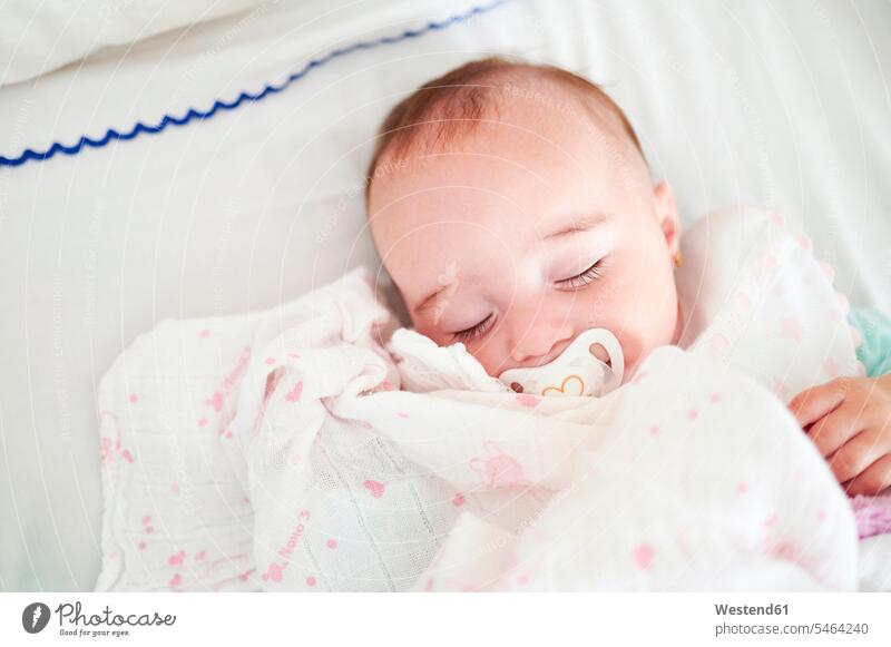 Porträt eines schlafenden Mädchens mit Schnuller Decken Betten entspannen relaxen zufrieden Friede friedlich harmonisch Wachstum drinnen Innenaufnahmen