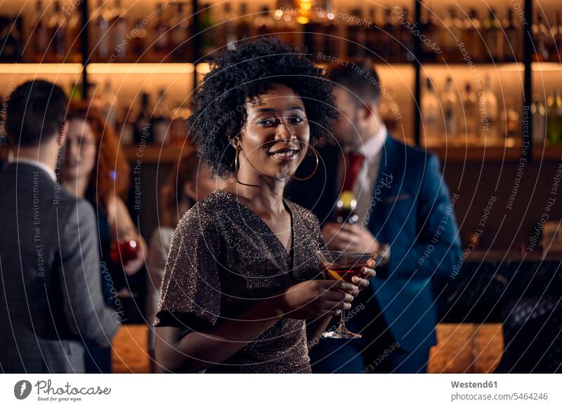 Porträt einer jungen Frau bei einem Cocktail in einer Bar Leute Menschen People Person Personen Europäisch Kaukasier kaukasisch Afrikanisch