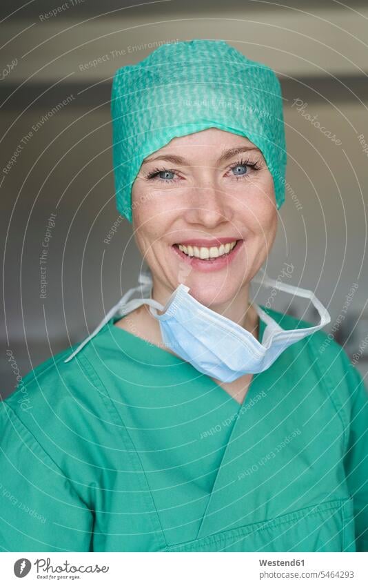Porträt einer lächelnden Frau im Kittel Gesundheit eine Person single 1 ein Mensch einzelne Person Ein nur eine Person Ärztin Aerztin Ärztinnen Doktorinnen