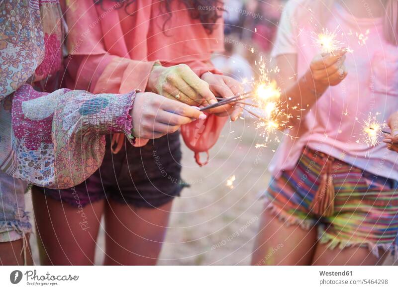 Frauen amüsieren sich beim Musikfestival mit Wunderkerzen Sparkler Freundinnen Spaß Spass Späße spassig Spässe spaßig Musiktage Musikfestspiele feiern halten