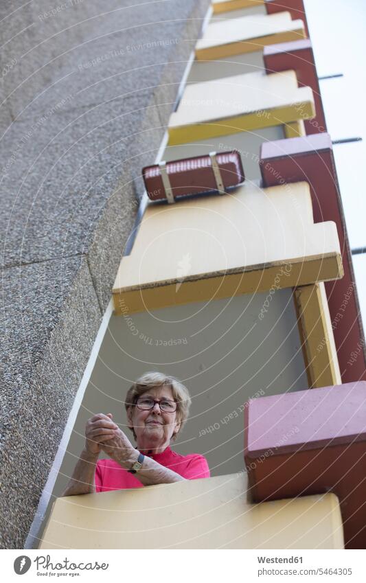 Ältere Frau auf Balkon, Seniorenheim Brillen freuen Glück glücklich sein glücklichsein Erwartung sehnsüchtig Streben gefühlvoll Emotionen Empfindung