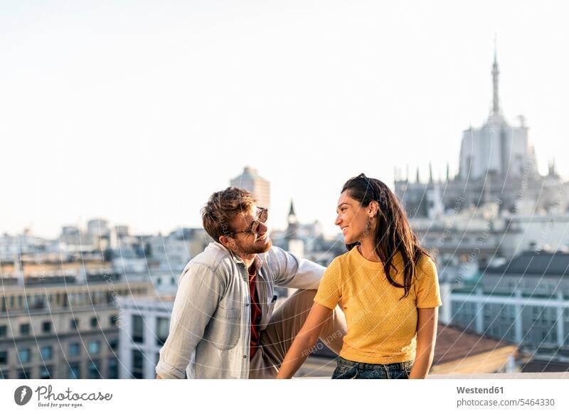 Glückliches junges Paar über der Stadt, Mailand, Italien Touristen Brillen Sonnenbrillen freuen Frohsinn Fröhlichkeit Heiterkeit geniessen Genuss glücklich sein