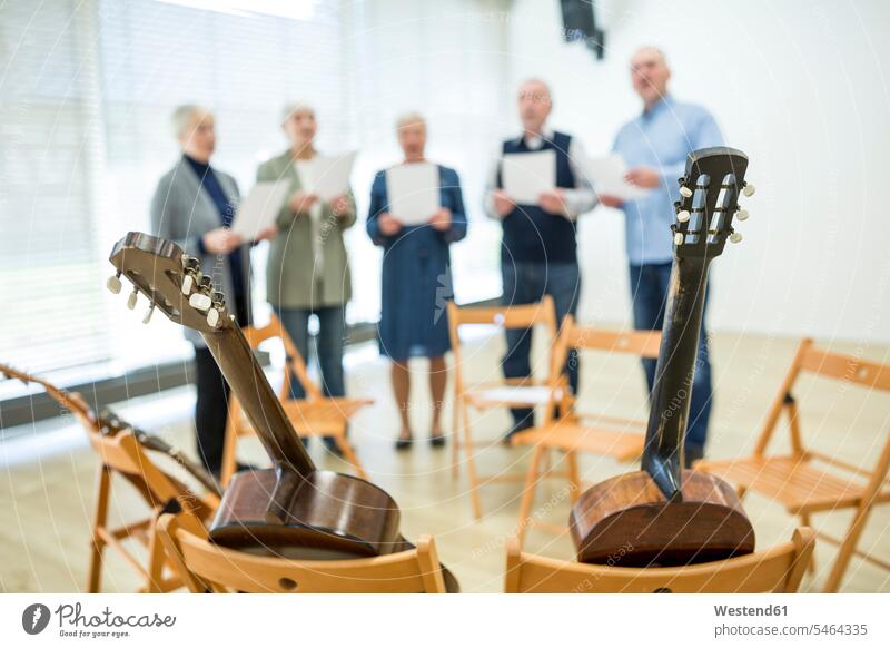 Senioren im Altersheim musizieren und singen im Chor Leute Menschen People Person Personen Europäisch Kaukasier kaukasisch Gruppe von Menschen Menschengruppe