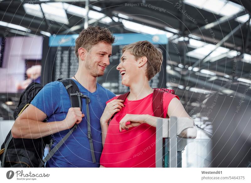 Glückliches Paar am Flughafen Pärchen Paare Partnerschaft Flughaefen Flugplätze Airport Flugplaetze Airports Terminals Flugplatz Flughäfen glücklich