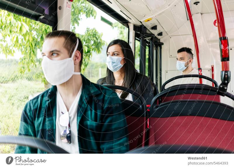Porträt einer Frau mit Schutzmaske, die im öffentlichen Bus sitzt und aus dem Fenster schaut, Spanien Transport Transportwesen KFZ Verkehrsmittel Autobus