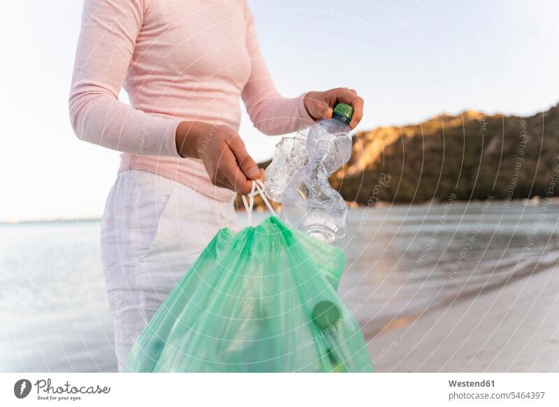Frau sammelt leere Plastikflaschen am Strand Leute Menschen People Person Personen Europäisch Kaukasier kaukasisch 1 Ein ein Mensch eine nur eine Person single