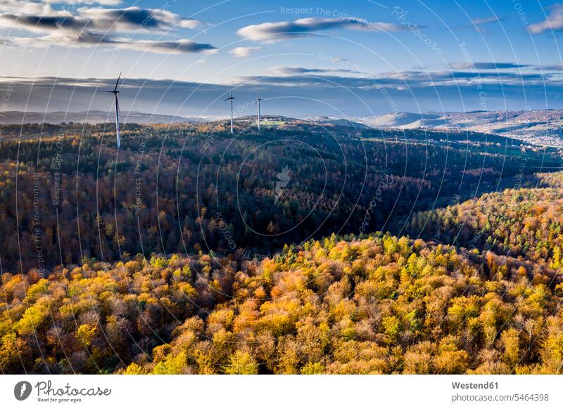 Deutschland, Baden Württemberg, Rems-Murr-Kreis, Luftaufnahme von Windkraftanlagen und Wald im Herbst Baden-Württemberg Drohne Drohnenaufnahme Drohnenaufnahmen