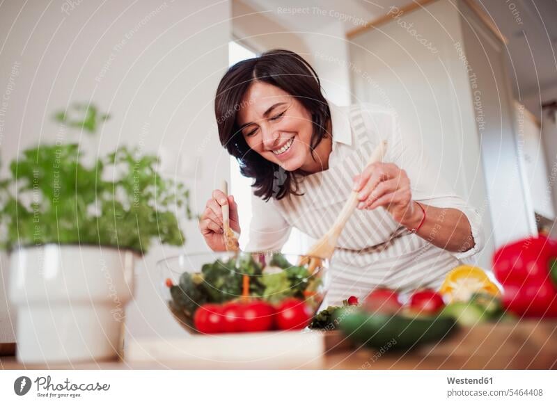 Ältere Frau bereitet Salat in ihrer Küche Leute Menschen People Person Personen Europäisch Kaukasier kaukasisch erwachsen Erwachsene Frauen weiblich