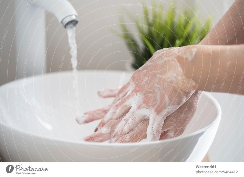 Nahaufnahme einer Frau, die ihre Hand mit Seife wäscht Contemporary Innenaufnahme Innenaufnahmen innen indoor Detail Ausschnitt close-up close-ups closeup