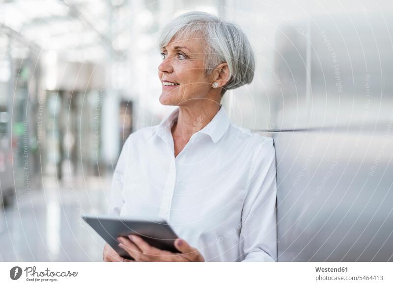 Porträt einer lächelnden älteren Geschäftsfrau, die ein Tablet hält Tablet Computer Tablet-PC Tablet PC iPad Tablet-Computer Frau weiblich Frauen