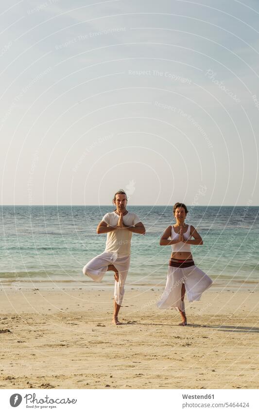 Thailand, Koh Phangan, Ehepaar beim Yoga am Strand üben ausüben Übung trainieren Paar Pärchen Paare Partnerschaft Beach Straende Strände Beaches Mensch Menschen