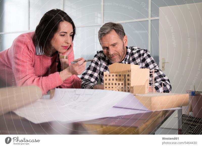 Kollegen untersuchen Architekturmodell im Büro prüfen Kontrolle Untersuchung kontrollieren pruefen Arbeitskollegen Architekten Office Büros Architektur-Modell