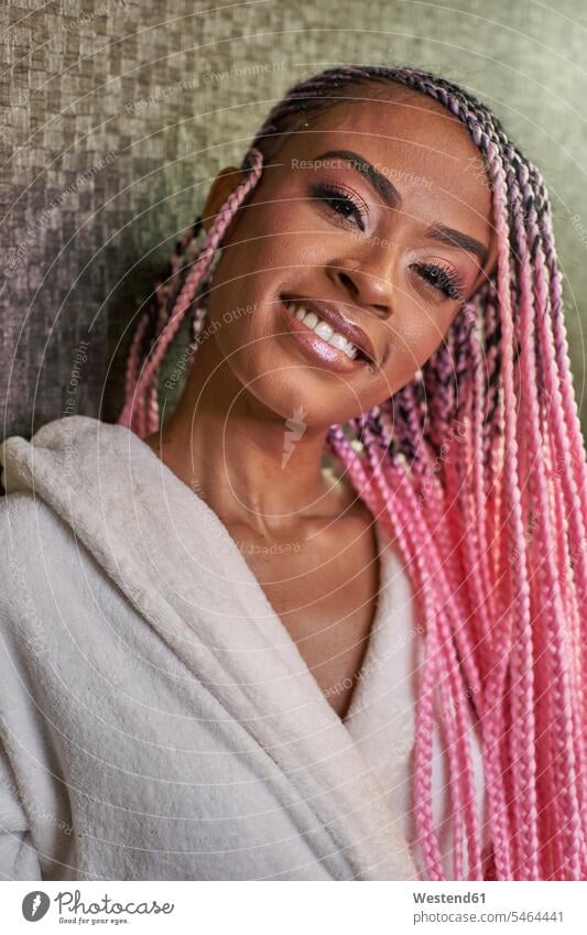 Porträt einer jungen Frau mit rosa Zöpfen Bademäntel freuen zufrieden Farben Farbtoene Farbton Farbtöne rosafarben stolz stolz sein Individuell Schoenheit