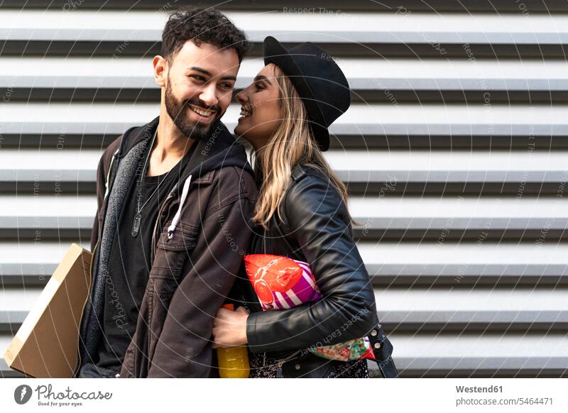 Glückliches junges Paar mit Einkäufen in der Stadt Leute Menschen People Person Personen Europäisch Kaukasier kaukasisch 2 2 Menschen 2 Personen zwei