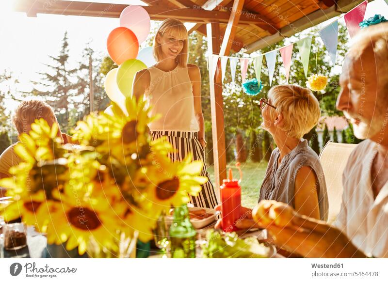 Glückliches Paar mit Eltern bei einer Gartenparty Feier Fest Festlichkeit Feiern Festlichkeiten Feste Gärten Gaerten glücklich glücklich sein glücklichsein