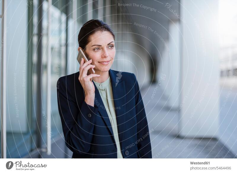 Porträt eines lächelnden Geschäftsmannes am Telefon Geschäftsfrau Geschäftsfrauen Businesswomen Businessfrauen Businesswoman telefonieren anrufen Anruf