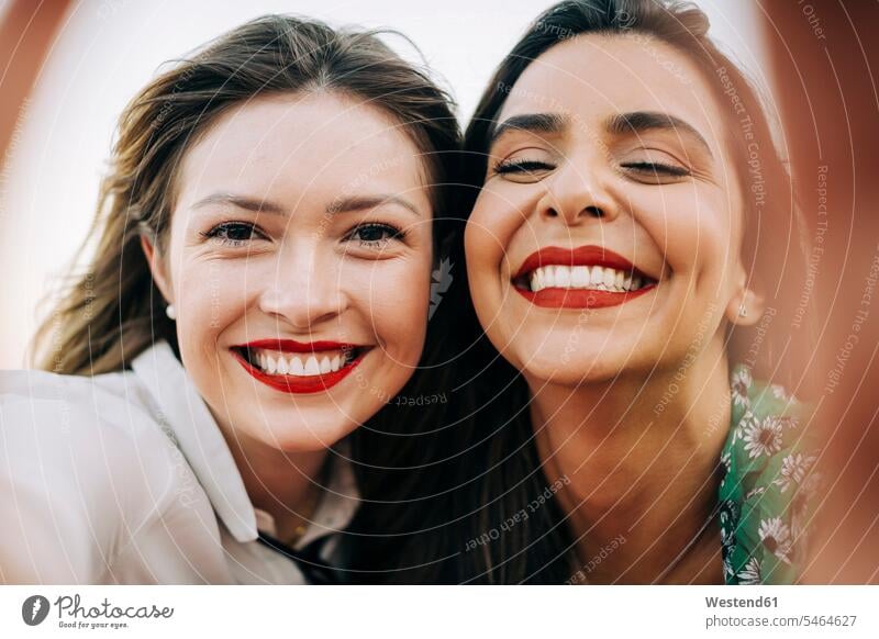 Nahaufnahme-Porträt von lächelnden schönen Freundinnen Farbaufnahme Farbe Farbfoto Farbphoto Portugal Freizeitbeschäftigung Muße Zeit Zeit haben Außenaufnahme