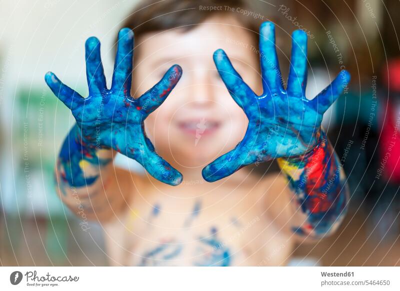 Blau bemalte Hände eines kleinen Mädchens, Nahaufnahme Leute Menschen People Person Personen Europäisch Kaukasier kaukasisch 1 Ein ein Mensch nur eine Person