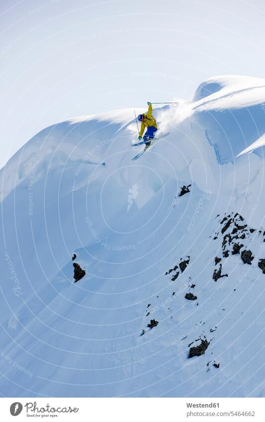 Österreich, Tirol, Alpbach, Skifahrer bei einem Freeride-Sprung über Schneeverwehungen Schneewechte Schifahrer Schiläufer Skiläufer Skilaeufer Schilaeufer