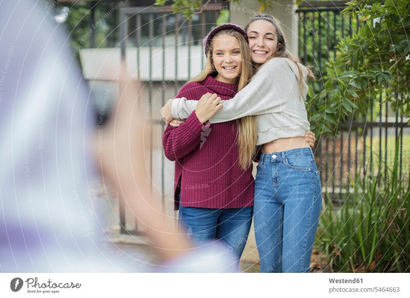 Teenagerin fotografiert ihre glücklichen Freunde im Freien Freundinnen Foto Fotos Glück glücklich sein glücklichsein fotografieren junges Mädchen Teenagerinnen
