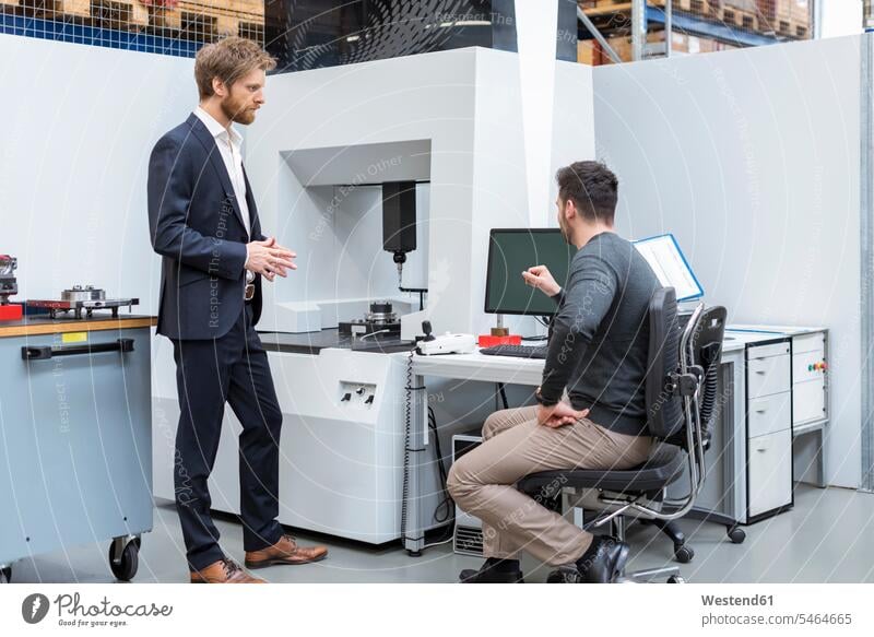 Zwei Männer im Gespräch an der Maschine in einer modernen Fabrik Mann männlich Fabriken Maschinen sprechen reden Erwachsener erwachsen Mensch Menschen Leute