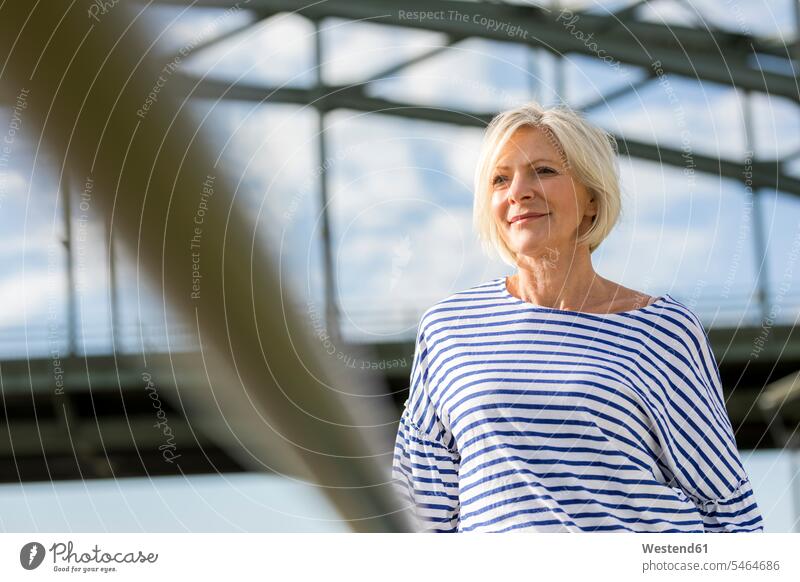 Porträt einer lächelnden älteren Frau auf einer Brücke Portrait Porträts Portraits Zuversicht Zuversichtlich Selbstvertrauen selbstbewusst Vertrauen Bruecken