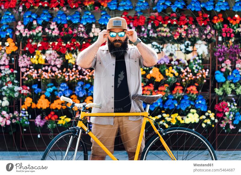 Porträt eines bärtigen Mannes mit Fixie-Bike und verspiegelter Sonnenbrille Leute Menschen People Person Personen Europäisch Kaukasier kaukasisch 1 Ein
