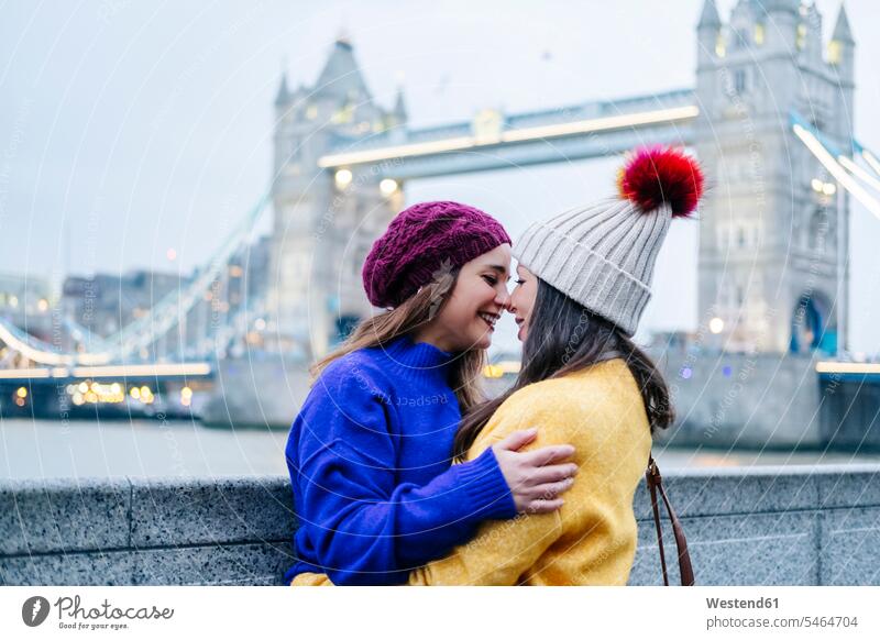Lesbisches Paar küsst sich mit der London Bridge im Hintergrund Bild Bilder Bildnis Foto Fotos Querformat Horizontalformat Querformate Horizontalformate quer