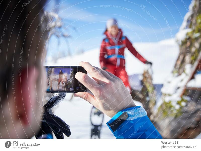 Österreich, Tirol, Wanderer beim Fotografieren mit dem Smartphone Freizeit Muße Soziale Medien Social Media iPhone Smartphones fotografieren Fotos Wanderin
