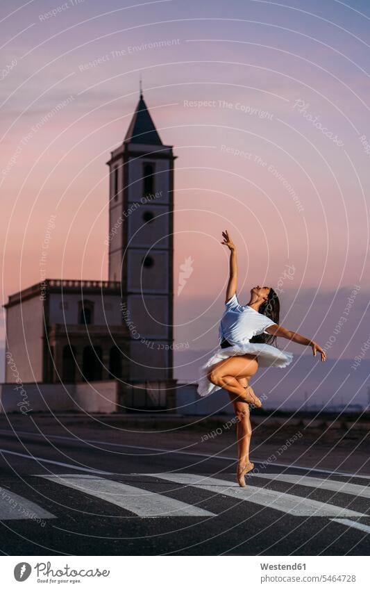 Ballerina, die abends vor einer Kirche tanzt ausüben trainieren Übung stehend steht Muße ausgeglichen Ausgeglichenheit Gleichgewicht beweglich Biegsamkeit