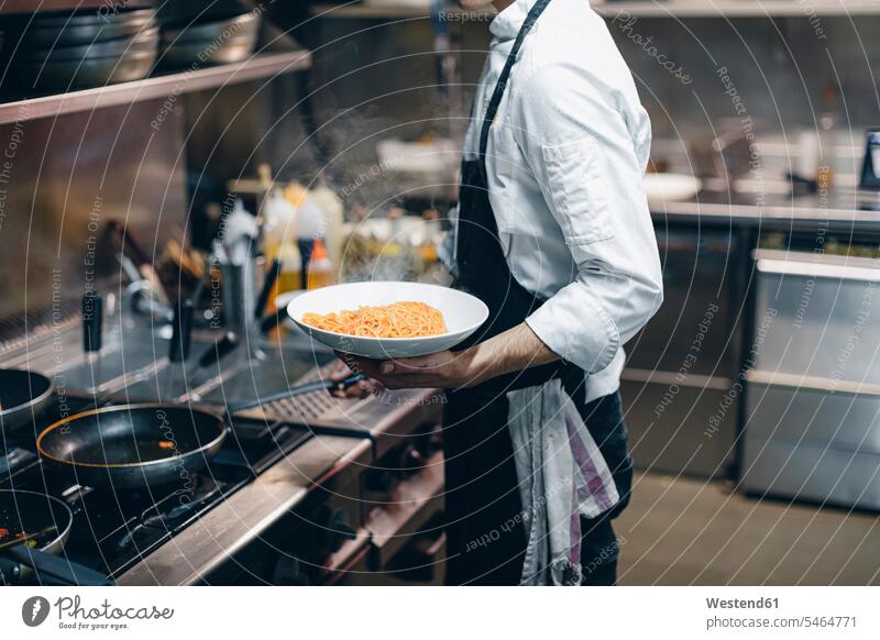 Chefkoch kocht Pasta in italienischer Restaurantküche Job Berufe Berufstätigkeit Beschäftigung Jobs Gastronomie Koeche Kuechenchef Kuechenchefs Köche Küchenchef