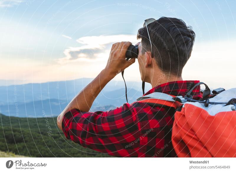 Italien, Monte Nerone, Wanderer in den Bergen schaut mit Fernglas Panorama Mann Männer männlich schauen sehend wandern Wanderung Ferngläser Feldstecher