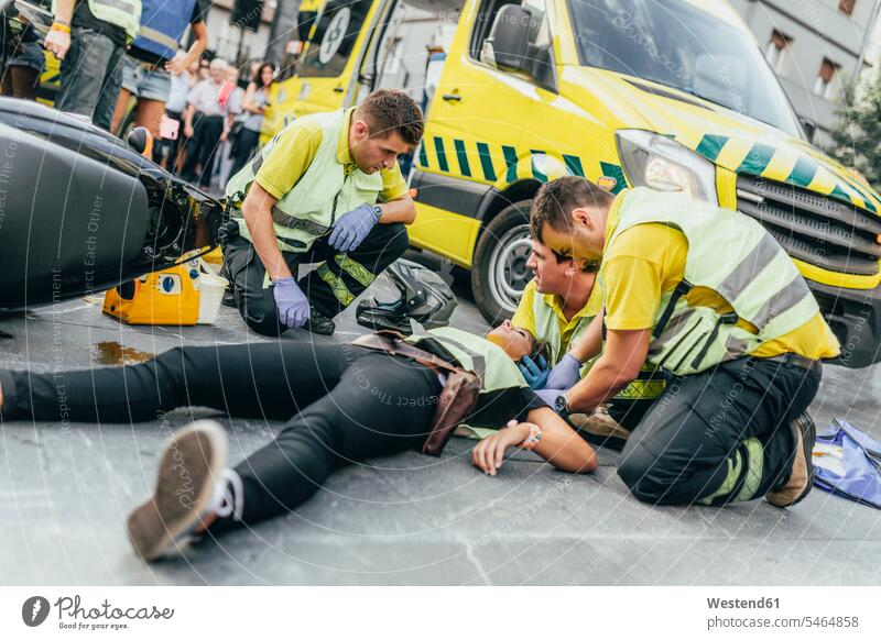 Sanitäter helfen Unfallopfer nach Roller-Unfall Job Berufe Berufstätigkeit Beschäftigung Jobs Gesundheit Gesundheitswesen medizinisch Einsätze Intensivmedizin