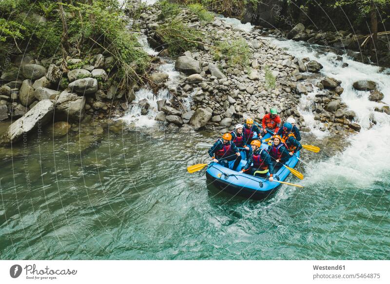 Gruppe von Menschen beim Rafting im Schlauchboot auf einem Fluss Freunde Kameradschaft freuen Frohsinn Fröhlichkeit Heiterkeit geniessen Genuss Glück