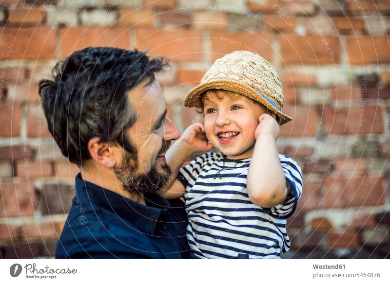 Porträt eines glücklichen Kleinkindes in den Armen seines Vaters Portrait Porträts Portraits Papas Väter Vati Vatis Papis Glück glücklich sein glücklichsein