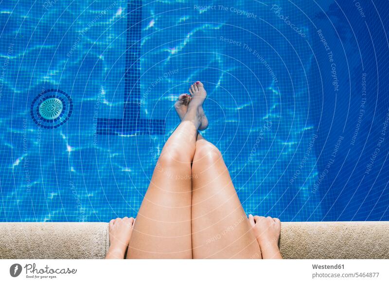 Junge Frau mit Füßen im Wasser beim Entspannen am Pool Farbaufnahme Farbe Farbfoto Farbphoto Spanien Tag Tageslichtaufnahme Tageslichtaufnahmen Tagesaufnahme