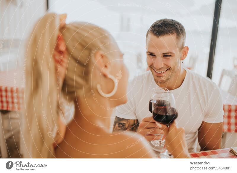 Glückliches junges Paar trinkt im Restaurant auf Weingläser Farbaufnahme Farbe Farbfoto Farbphoto Spanien Freizeitbeschäftigung Muße Zeit Zeit haben