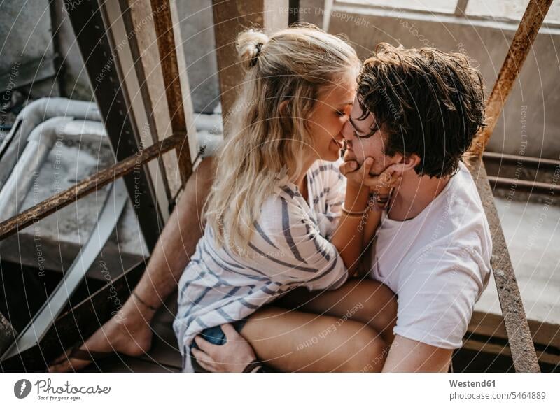 Junges Paar küssen in einem alten Gebäude Küsse Kuss Pärchen Paare Partnerschaft Mensch Menschen Leute People Personen Bauwerk Bauwerke Italien Zuversicht