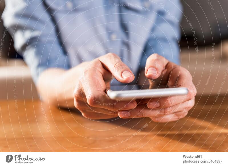 Textnachrichten von Frauenhänden, Nahaufnahme SMS Hand Hände weiblich simsen Soziale Medien Social Media Mensch Menschen Leute People Personen Erwachsener